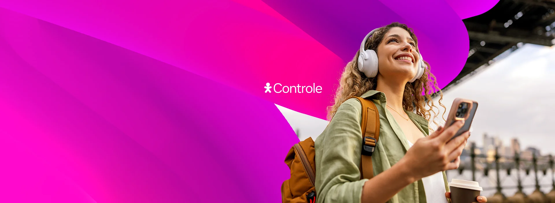 Mulher com mochila, headphone e smartphone em mãos. Lê-se: Vivo Controle.