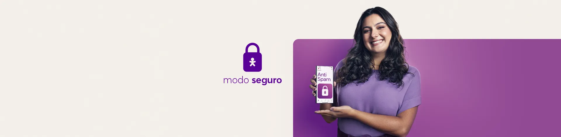 Mulher segurando um smartphone mostrando a tela o logo do serviço Anti Spam.