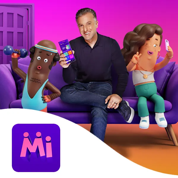 Imagem de um homem sentado no sofá, segurando um celular e ao seu lado dois personagens ilustrados.