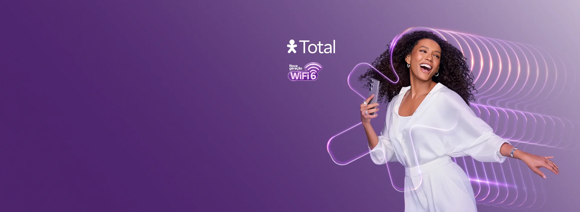 Imagem de uma mulher, roupas brancas, cellular na mão, sorrindo enquanto olha pro lado.